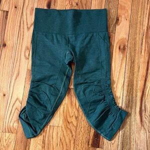 Lululemon in the flow crop